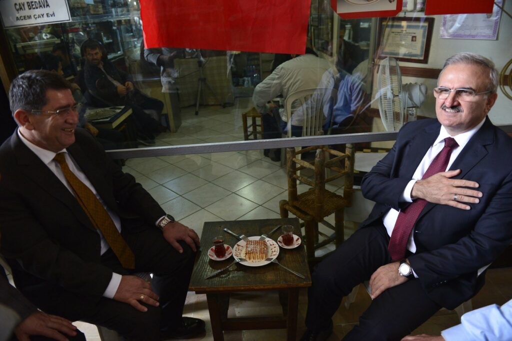 CUMHURBASKANI ERDOGAN'IN YASTIK ALTINDAKI DOLARLARI BOZDURMA CAGRISINA ANTALYA VALISI MUNIR KARALOGLU DA UYDU. KARALOGLU, DOLARINI BOZDURANA CAY IKRAM EDEN BIR CAY OCAGINDA IKRAM EDILEN CAYI ICTI. (FOTO: MEHMET CINAR-ANTALYA-DHA)